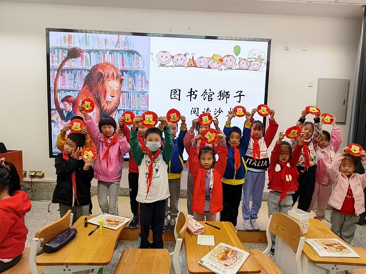 1698584347954017660.jpg 群体举狮子.jpg